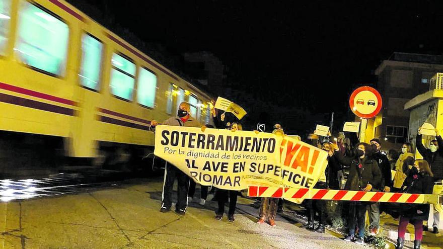 Los vecinos de Barriomar protestan en las vías para exigir el soterramiento