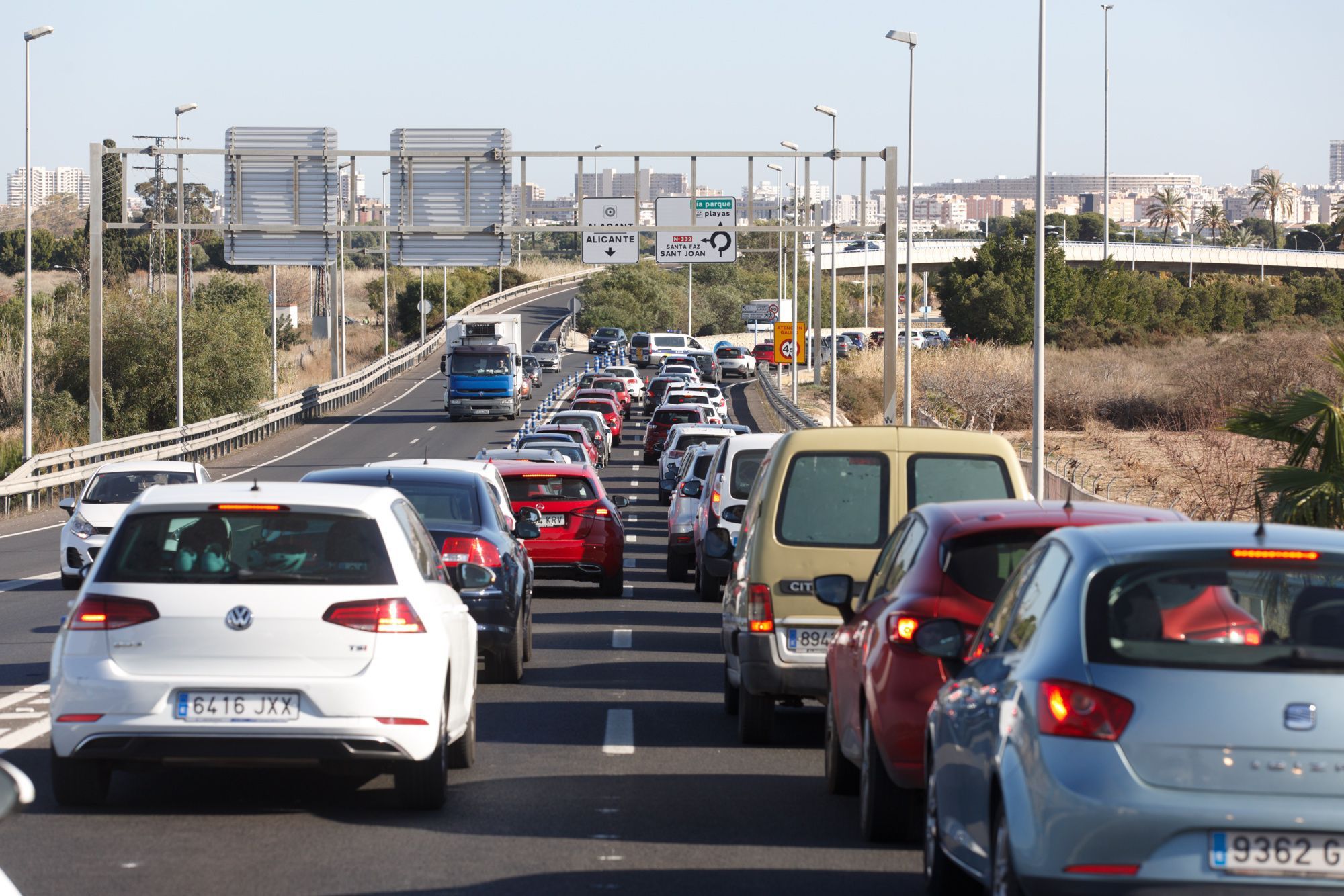 Los controles policiales provocan colas kilométricas en el acceso a Alicante