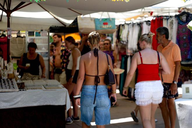 El emblemático mercadillo hippie de Punta Arabí, en imágenes