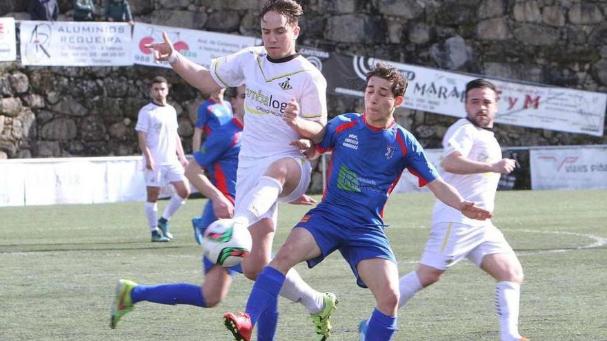 Jorge Fajardo se anticipa a un jugador del Barbadás ayer en Os Carrís. // Iñaki Osorio