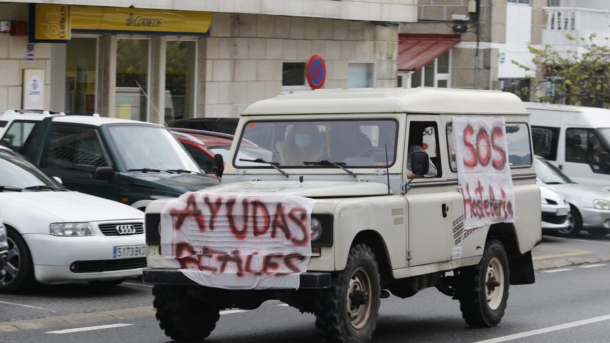 Uno de los vehículos de la caravana de hosteleros.