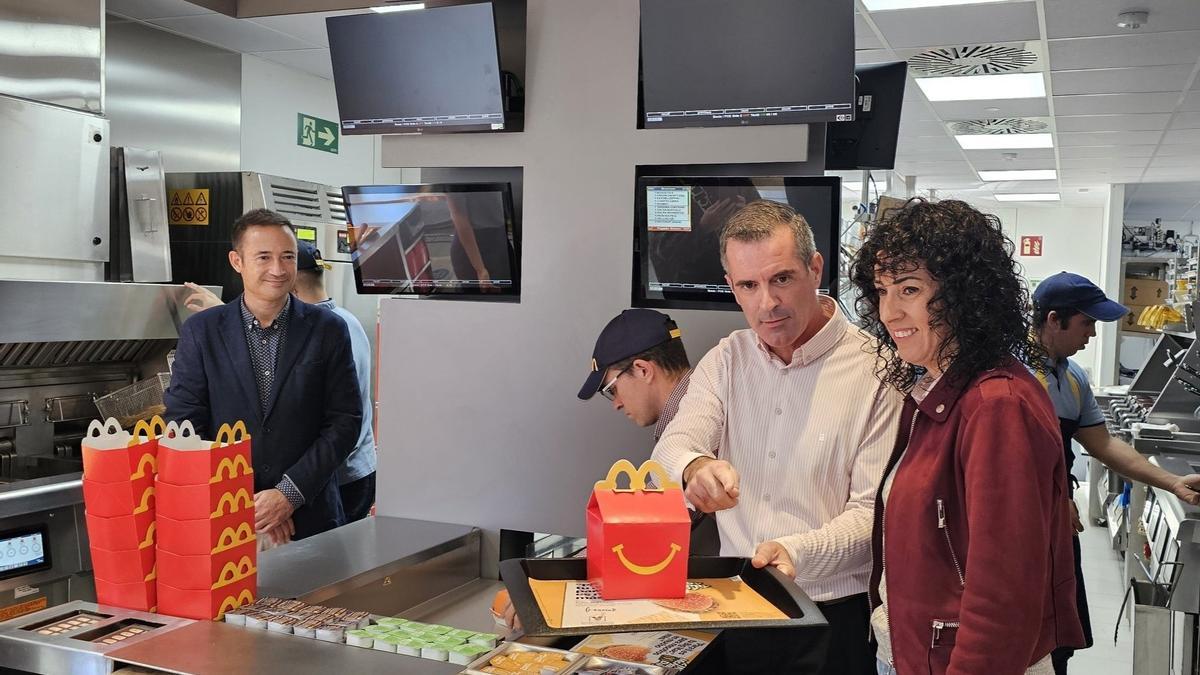La alcaldesa y responsables de la franquicia en la visita al restaurante.