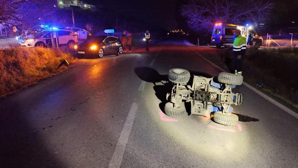 Restos del quad involucrado en el accidente de tráfico. Al fondo, ambulancia y vehículos de la Guardia Civil.