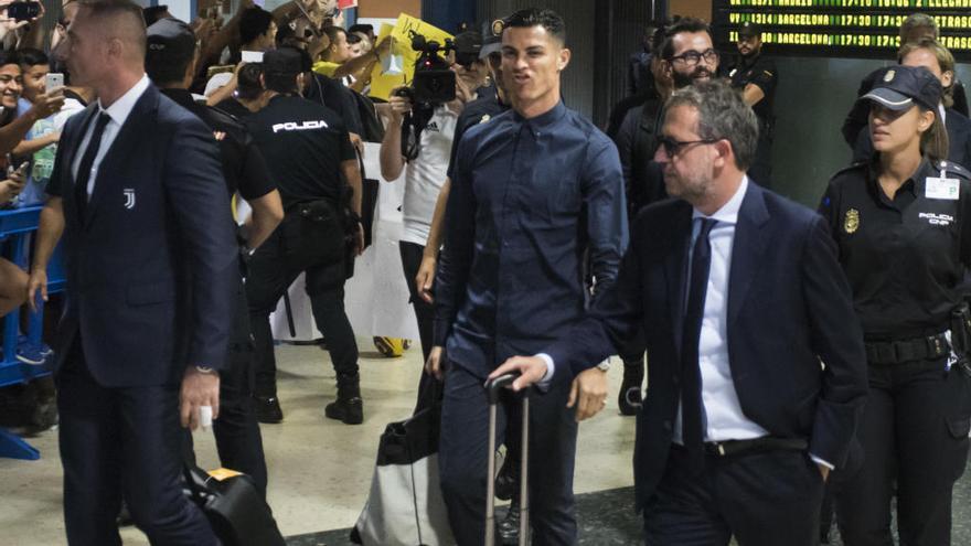 Cristiano Ronaldo, a su llegada al aeropuerto de Manises.