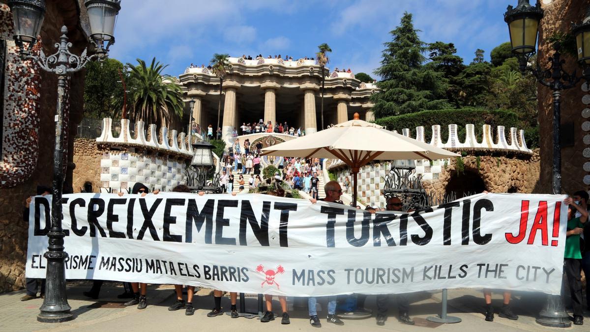 Protesta contra el turismo masivo en el Park Güell de Barcelona