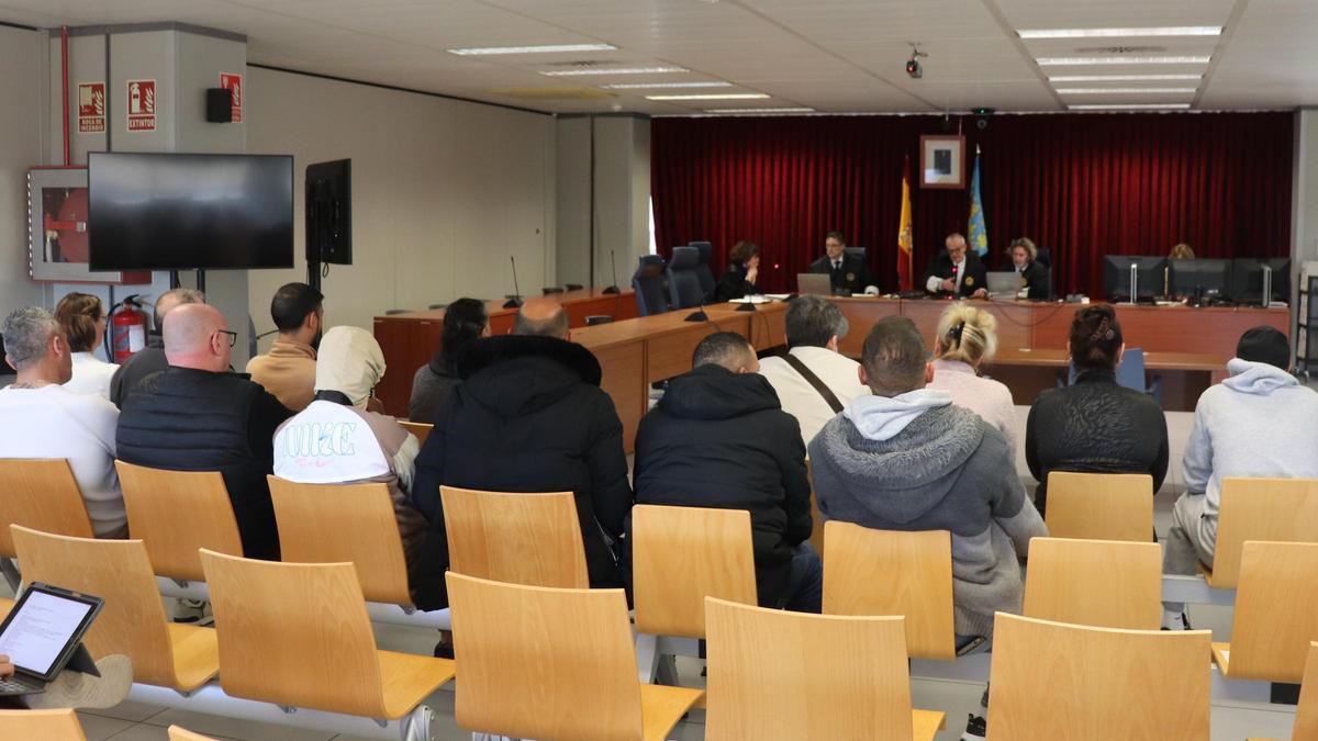 Catorce de los acusados en el juicio celebrado por conformidad esta mañana en la Audiencia Provincial de Valencia.