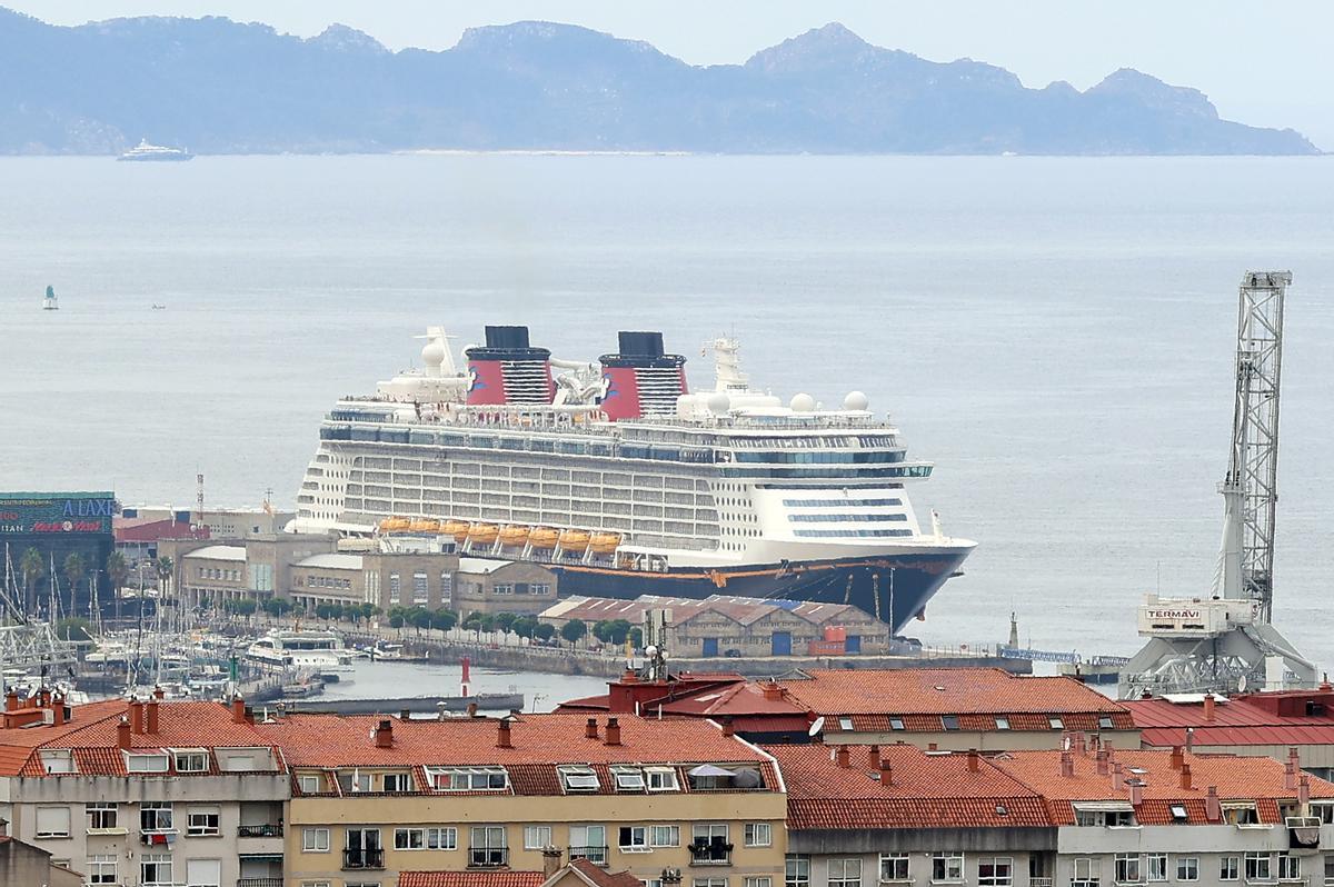 Vista del crucero Disney Dream desde A Madroa con las islas Cíes de fondo