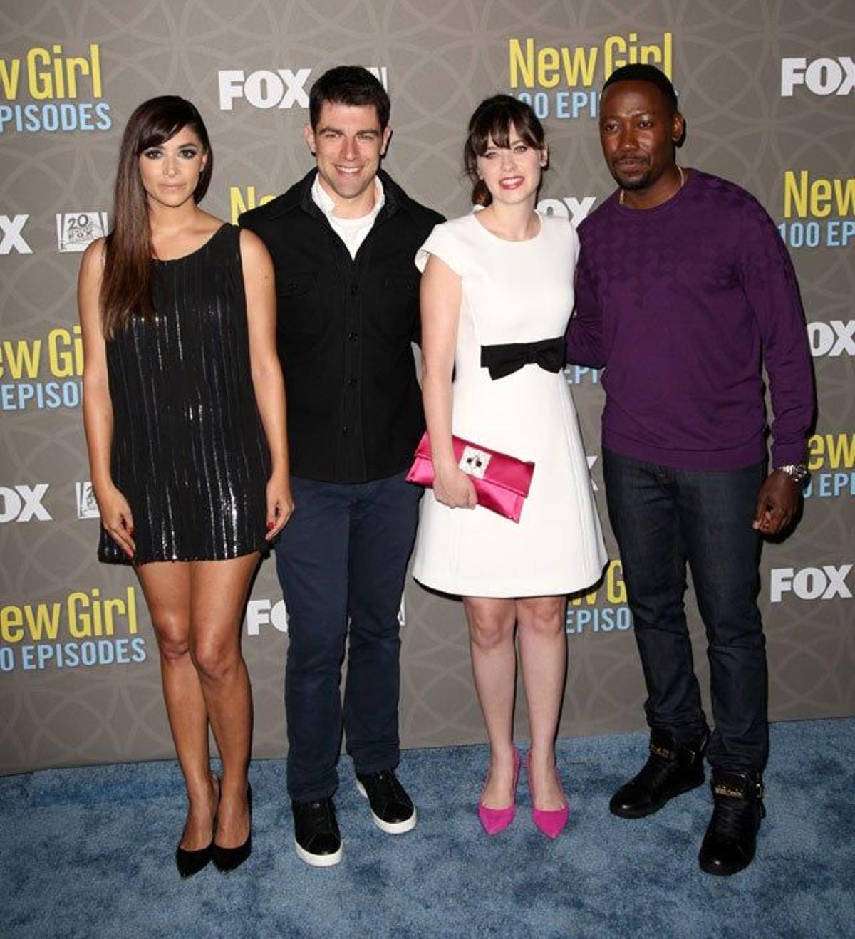 Hannah Simone, Max Greenfield, Zooey Deschanel y Lamorne Morris, en la fiesta del capítulo 100 de 'New Girl'.