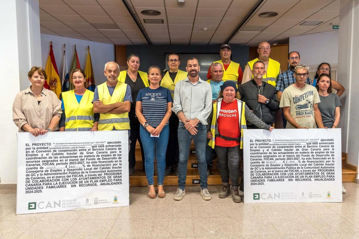 Imagen de parte del grupo de trabajadores y trabajadoras que han participado en el plan de empleo ‘Actividades de mejora del entorno de Santa Lucía.