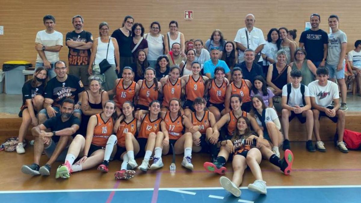 Jugadores i famílies celebrant la tercera posició