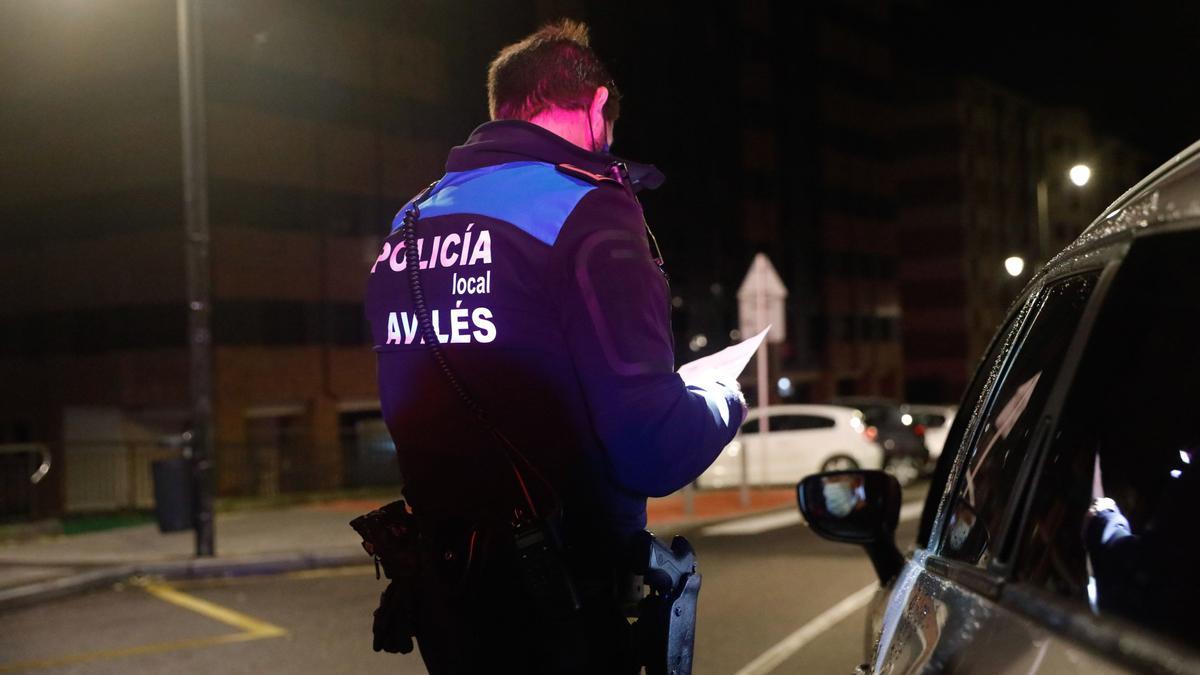 Agentes de la Policía Local de Avilés durante un control