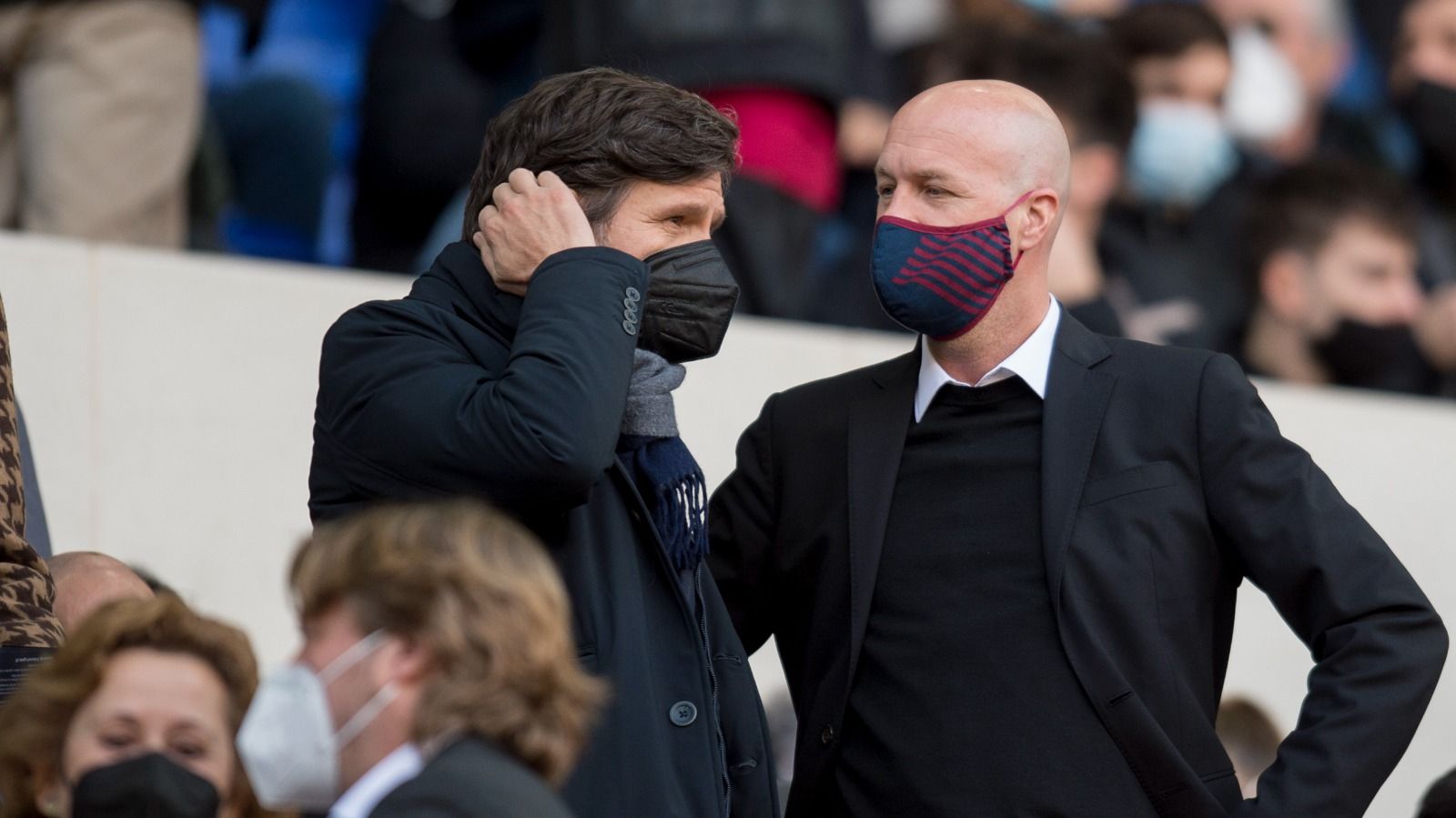 Mateu Alemany y Jordi Cruyff, en el palco del Camp Nou.