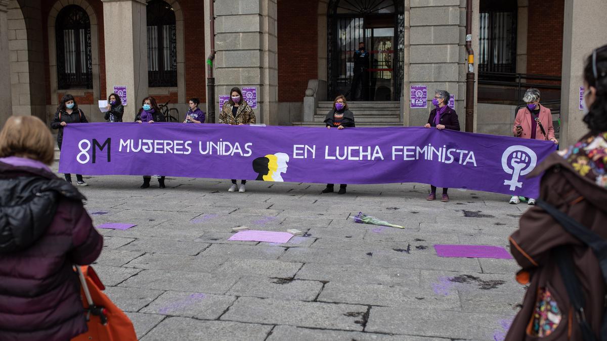 La plataforma de mujeres, con su pancarta en la Plaza Mayor.