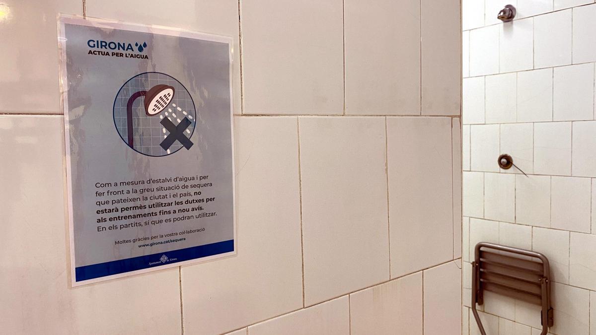 Un cartel en las instalaciones de Fontajau avisa de que está prohibido ducharse tras los entrenos hasta nuevo aviso.