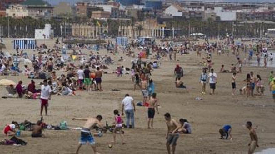 La playa de la Malva-rosa es una de las más populares de la ciudad.