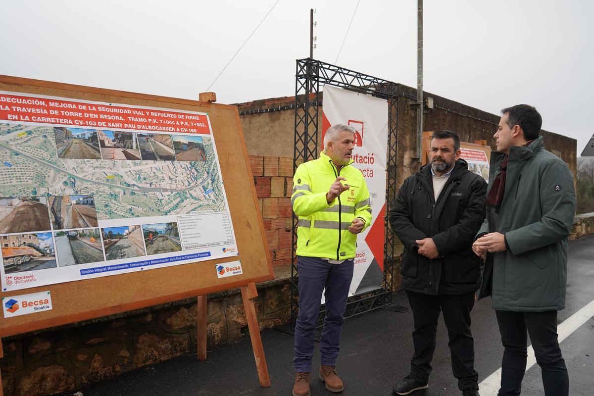 El vicepresidente de la Diputación, Héctor Folgado (d), ha visitado el resultado de las obras de la travesía de la Torre d'en Besora.