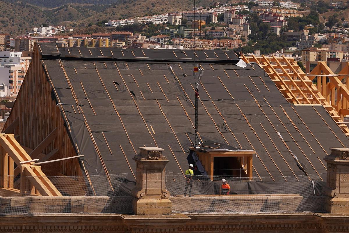 Construcción del nuevo tejado de la Catedral de Málaga, desde el Málaga Palacio y el Castillo Gibralfaro.