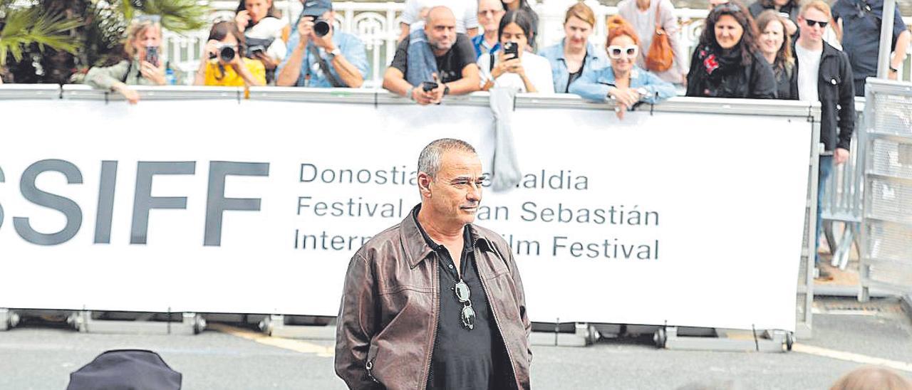 Eduard Fernández posa en la seva arribada al festival de Sant Sebastià.