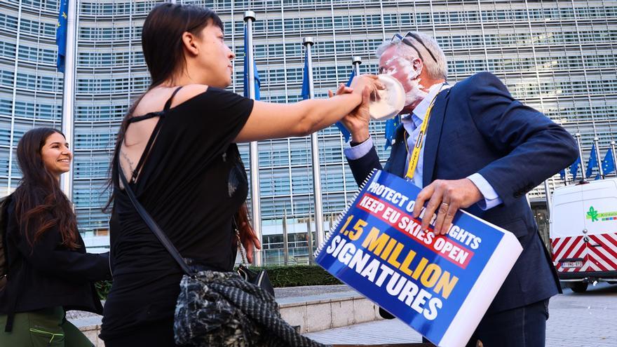 Activistas arrojan una tarta al CEO de Ryanair en Bruselas