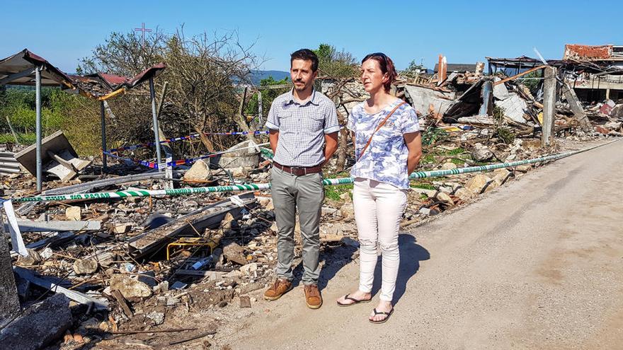 Salvador García y Eva González, en la zona cero de Paramos // FARO