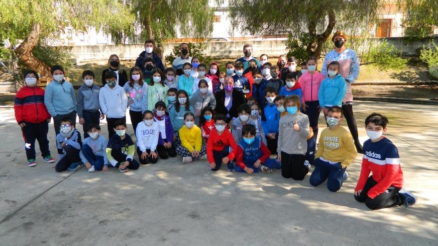 Los alumnos del colegio Ruperto Fernández de Rute muestran al alcalde su huerto escolar