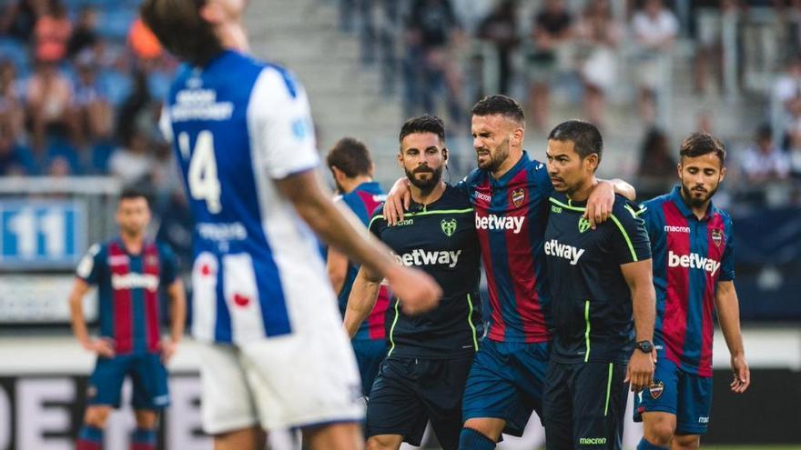 Armando Sadiku se lesionó el sábado ante el Heerenveen