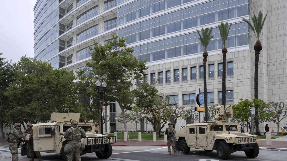 Miembros de la Guardia Nacional custodian el edificio Ronald Reagan en Santa Ana, California, este martes.