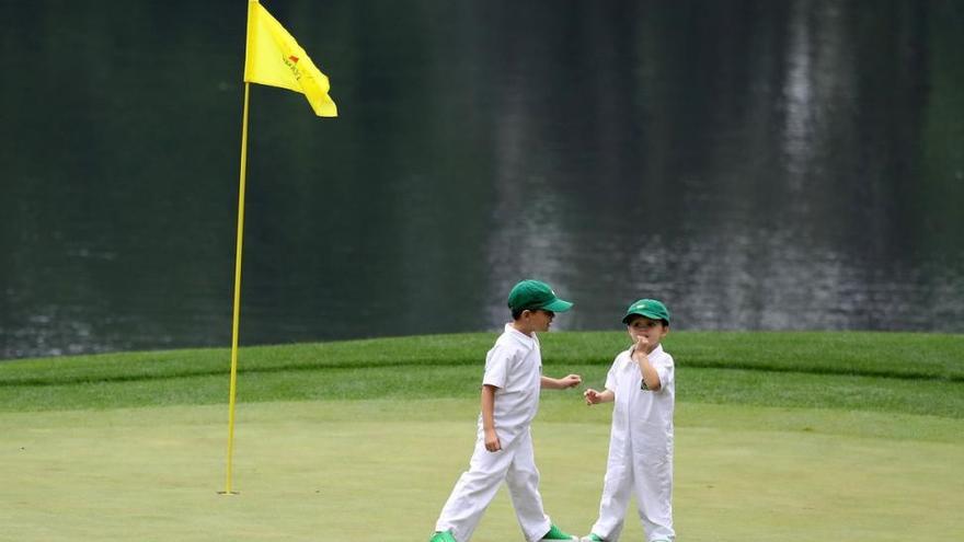 Dustin Johnson, número uno del mundo, se cae por una escalera y es duda