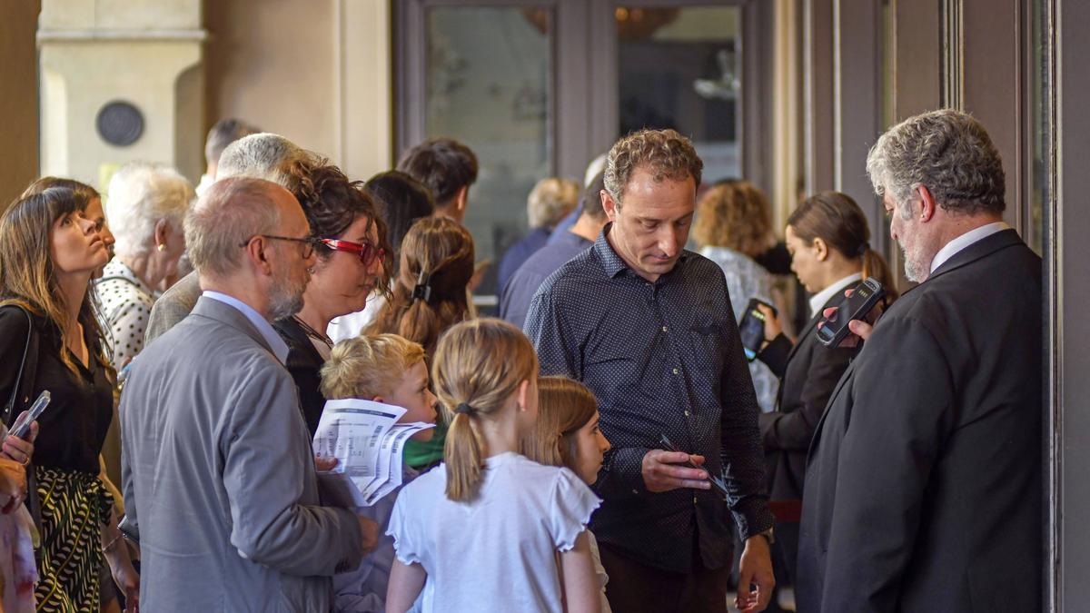 Espectadores en la entrada del Liceu para ver 'La Cenerentola' en la primera experiencia de 'Òpera entre generacions'.