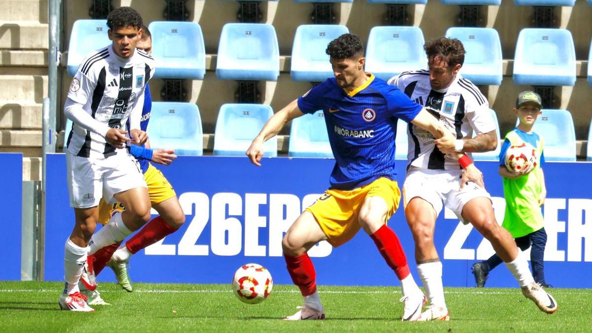 Ángel López intenta robar un balón a un jugador del Andorra