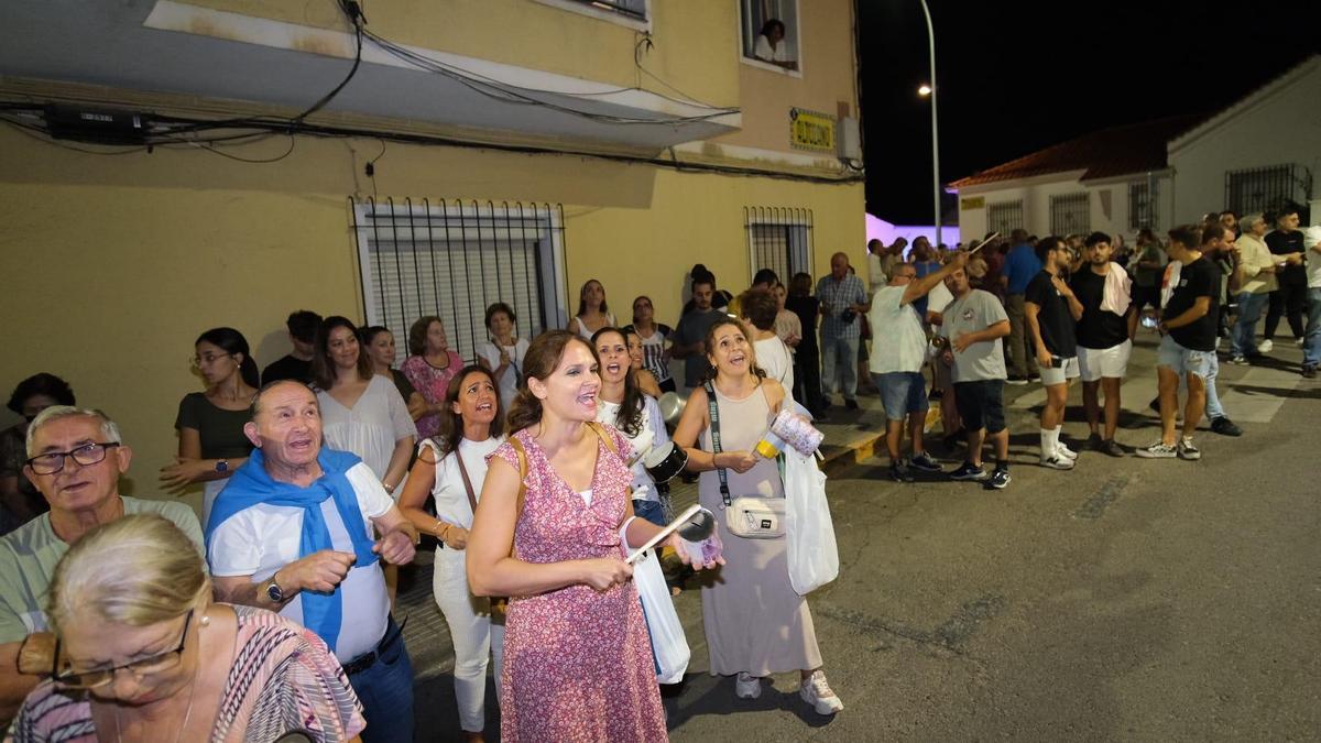 Más de un centenar de vecinos participó en una cacerolada contra los okupas.