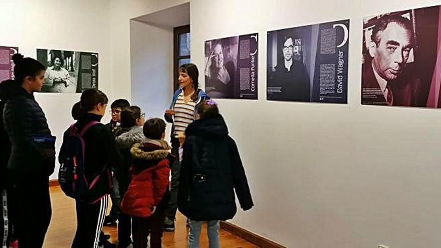 En la imagen superior, Rosa Encinas explica a los niños curiosidades sobre la vida y obra de Cornelia Funke. A la izquierda, los pequeños escuchan una de las historias elegidas para el taller.