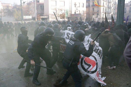 Actuació dels Mossos contra antifeixistes a Girona