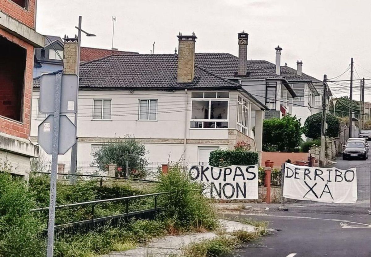 Pancartas en Villaflores a favor del derribo del edificio.