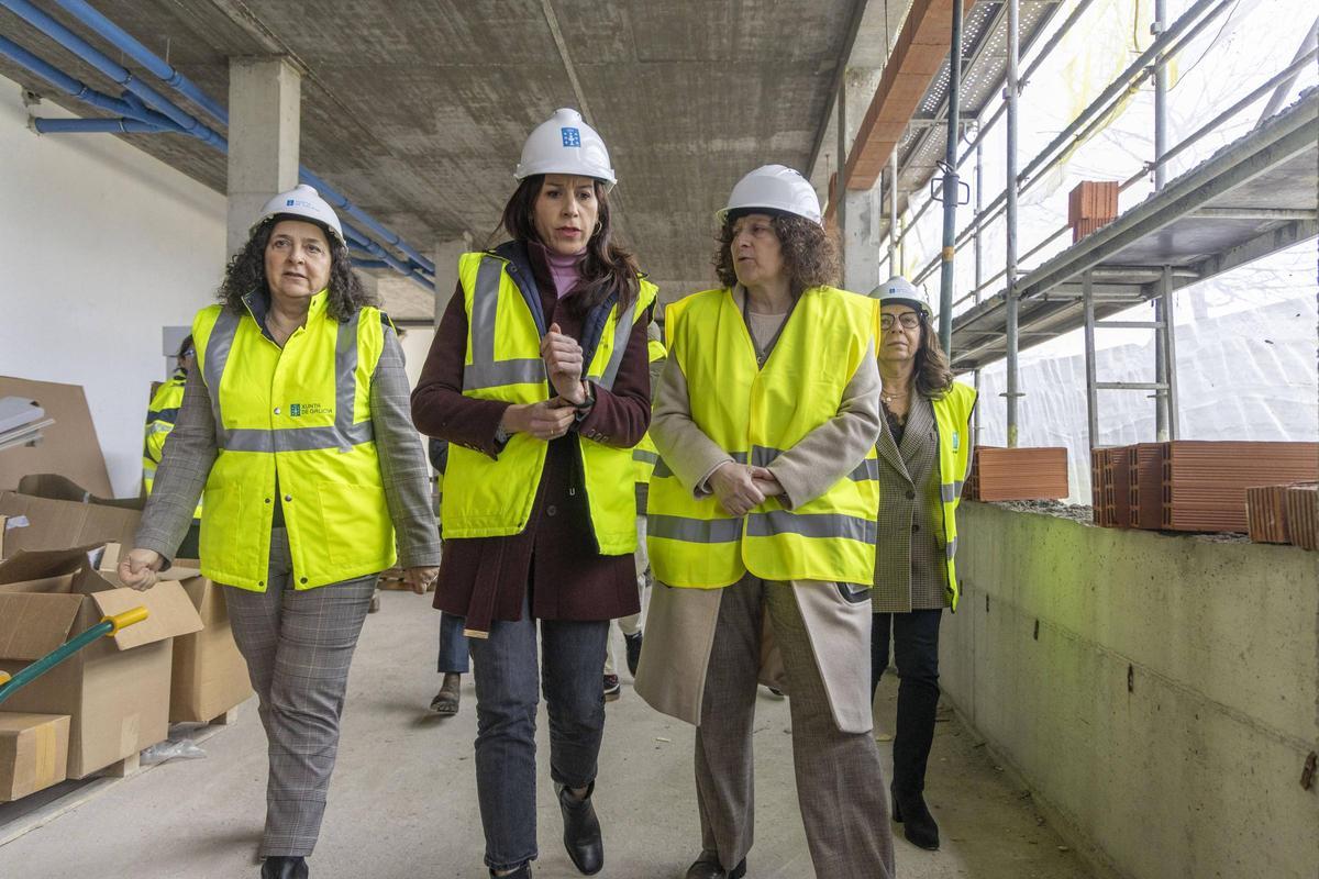 Martínez Allegue, en el centro, y Goretti Sanmartín, derecha en la visita a un edificio de protección oficial en construcción en Santiago