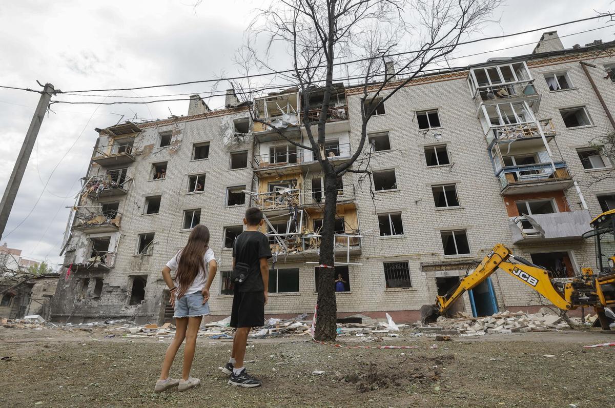 Boryspil (Ukraine), 01/09/2026.- Local people react at the site of a Russian missile strike on a residential area in the city of Boryspil near Kyiv, Ukraine, 01 September 2026, amid the Russian invasion. At least 12 people died, and more than 17 others were injured, including five children, in an overnight Russian combined attack by drones and missiles of different types on Kyiv and the region, according to the Ukrainian State Emergency Service (SES). (Rusia, Ucrania, Kiev) EFE/EPA/SERGEY DOLZHENKO