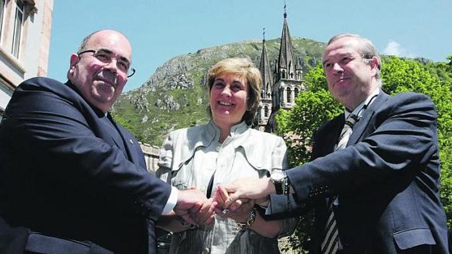 Por la izquierda, Jesús Oria, María Jesús Ruiz y Francisco González Buendía, con la basílica de Covadonga al fondo.