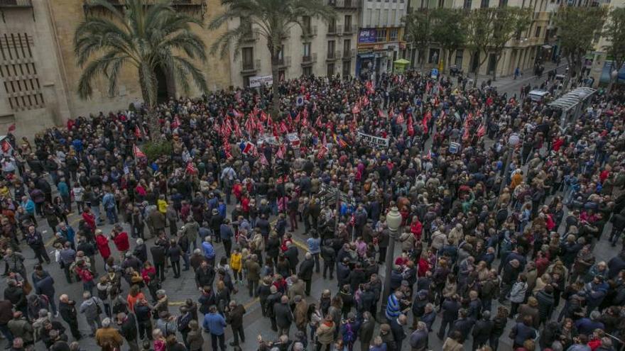 Una protesta de pensionistas en la Plaça de Baix