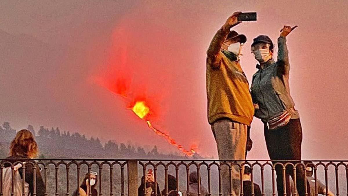 Les dues cares del turisme davant el volcà de La Palma