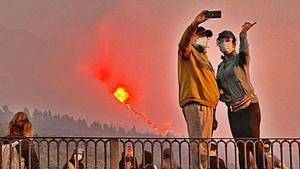 Les dues cares del turisme davant el volcà de La Palma