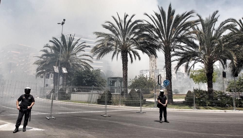 Las mascletàs previas a hogueras arrancan con mucho público y sin incidentes