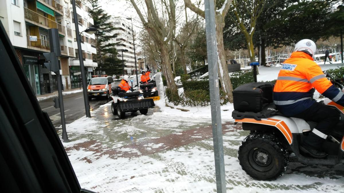 Efectivos de Protección Civil limpian las calles, esta mañana.