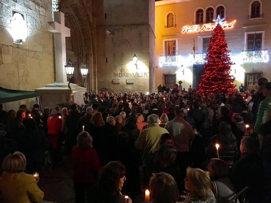 Avemarías y padresnuestros junto a la Cruz