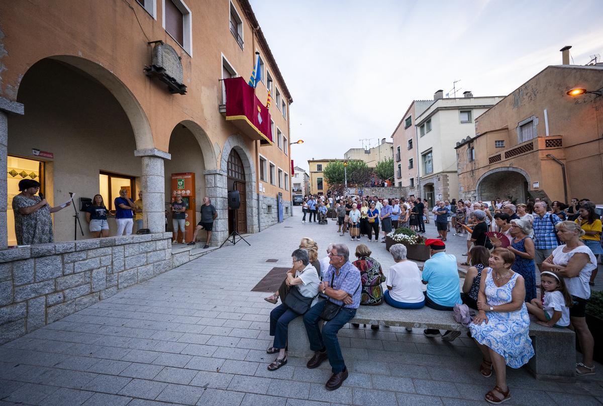 Neus Safont llegint el pregó de la festa major del seu poble, Agullana.