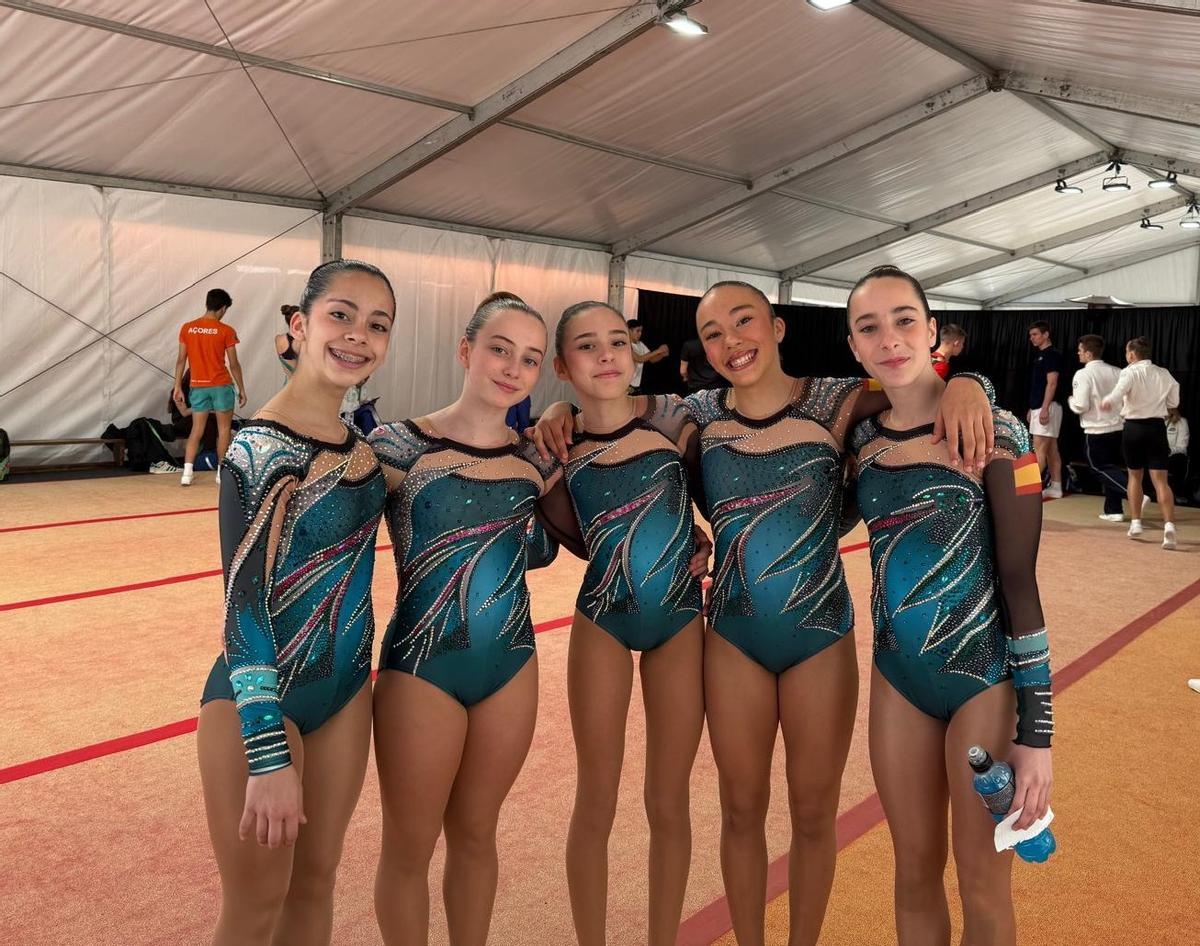 Leyre Mahiques, del CTX Xàtiva, junto a sus compañeras en el Open de Gimnasia en Portugal.