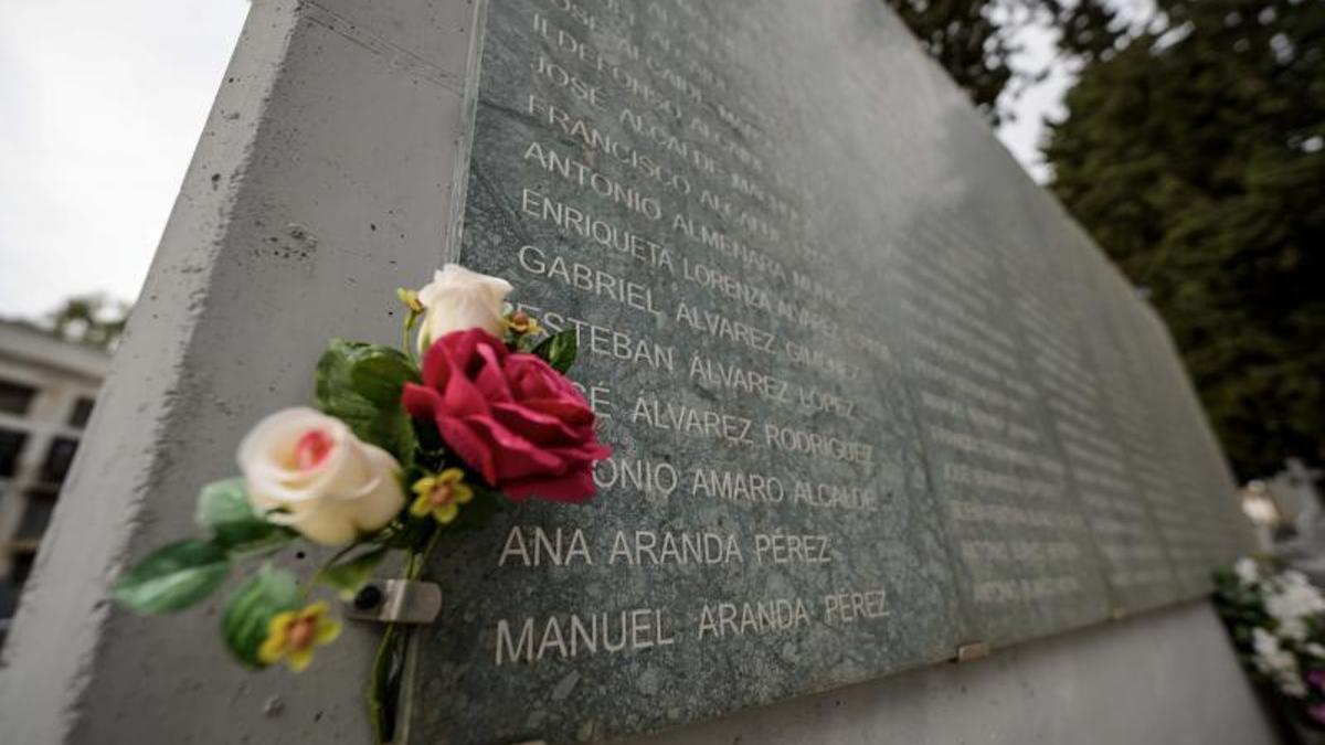 Placa con nombres de parte de los 3.152 fusilados del franquismo que yacen en fosas comunes de los dos cementerios de Córdoba.