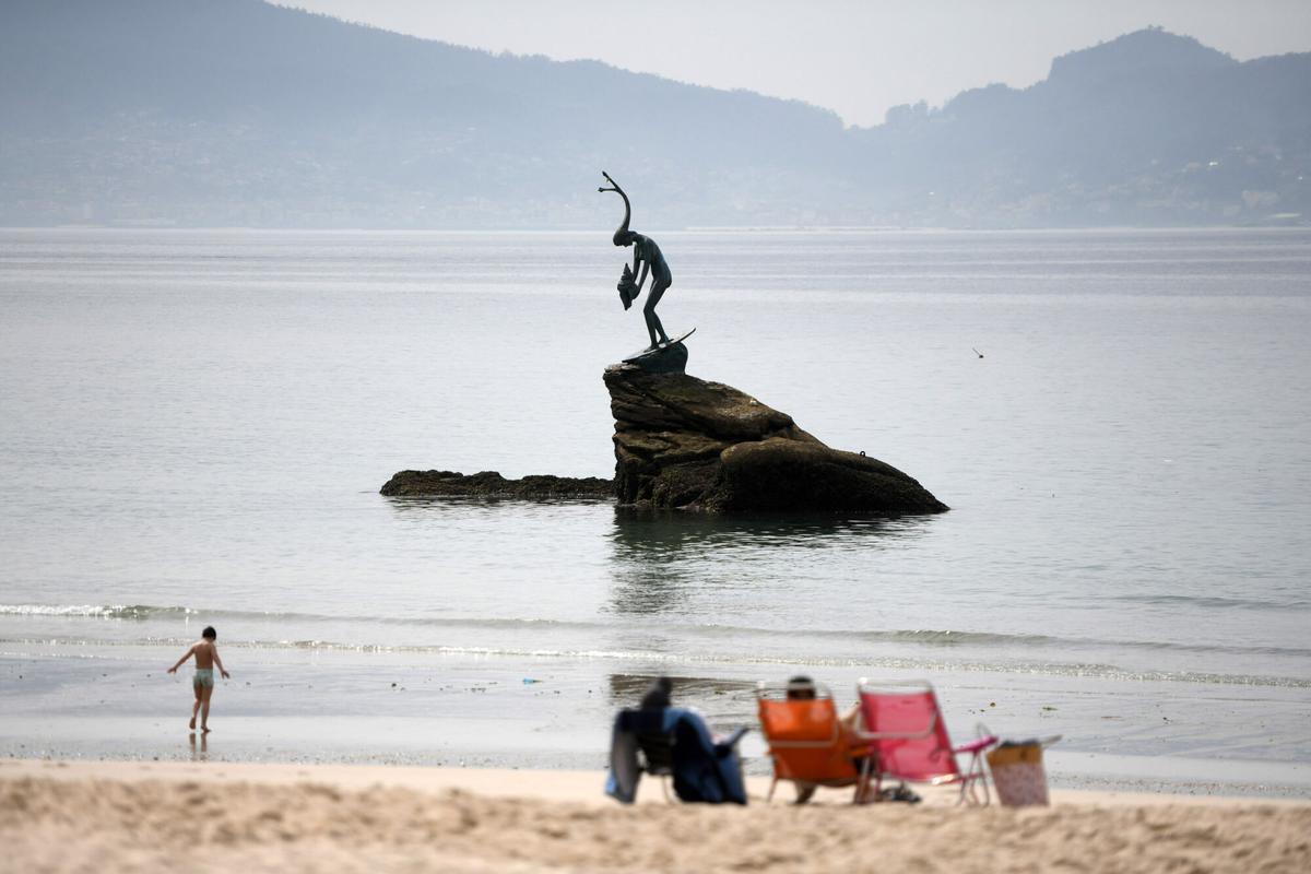 La Madama de Silgar, en el arenal homónimo, una de las esculturas más populares de Sanxenxo.