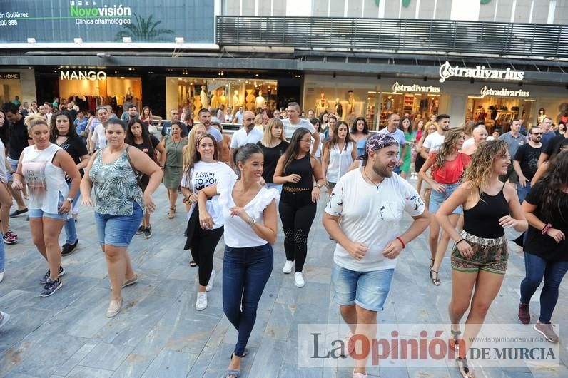 Los bailes latinos salen a la calle en Murcia