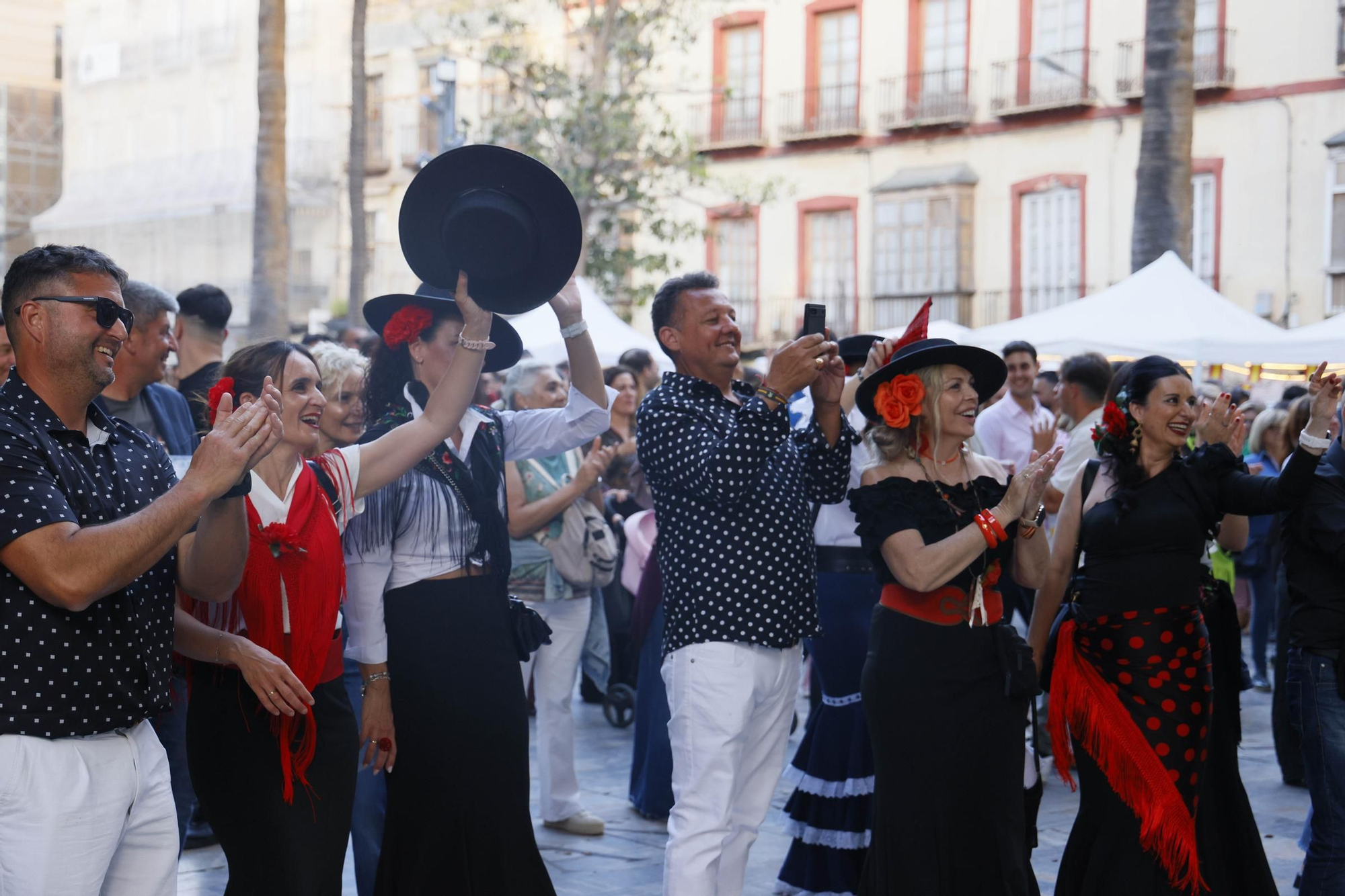 Ambiente durante el viernes por la tarde en las Cruces de Mayo de Cartagena