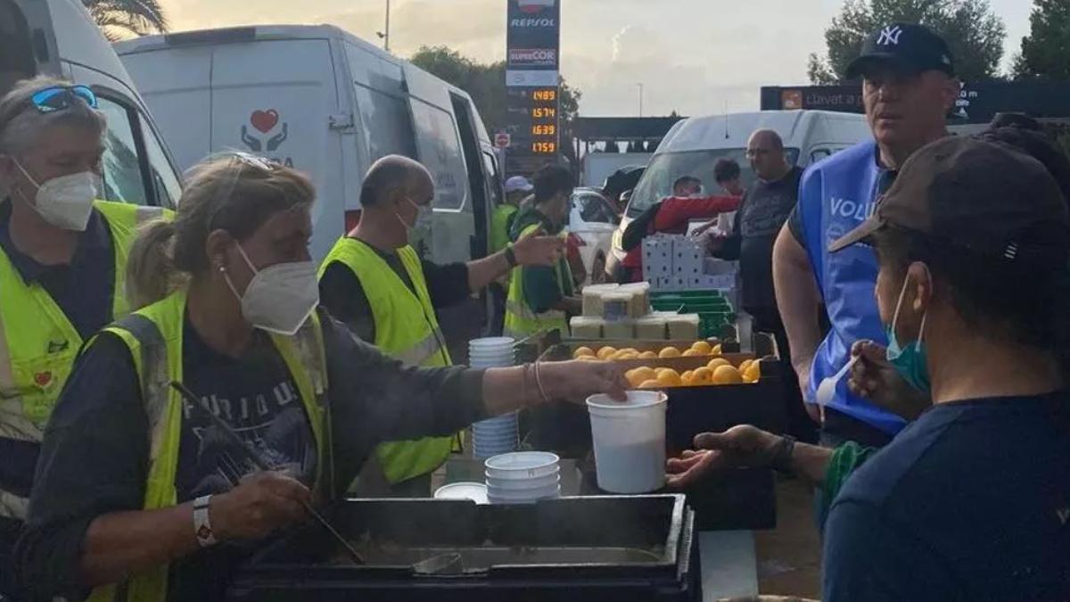 Reparto de comida caliente a los afectados de la dana.